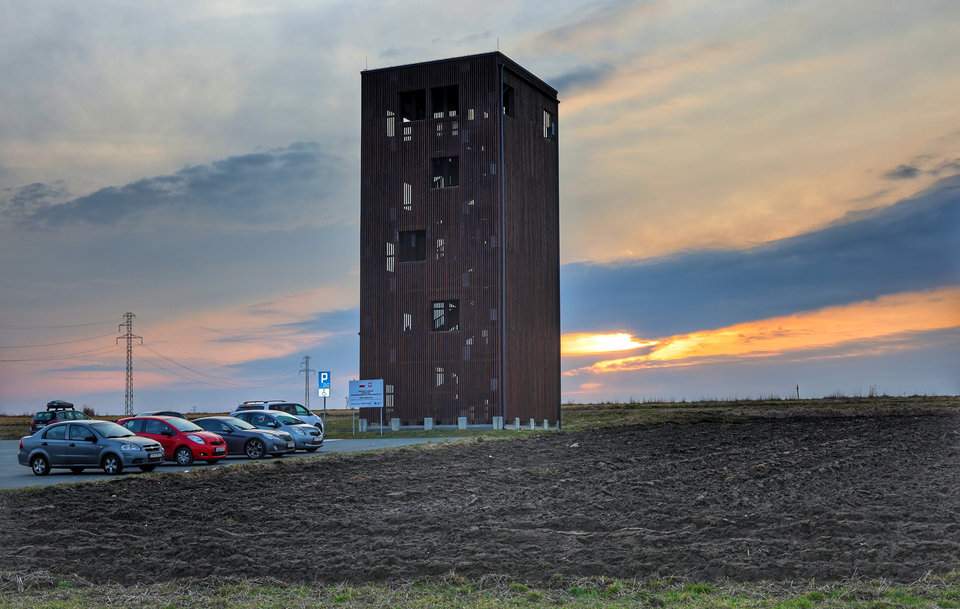  Wieża widokowa w Marklowicach na Górnym Śląsku w promieniach zachodzącego słońca