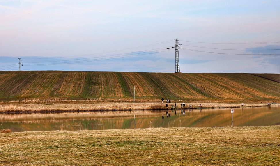 Widok na zalew "Źródlana Oaza", pola - Marklowice na Śląsku