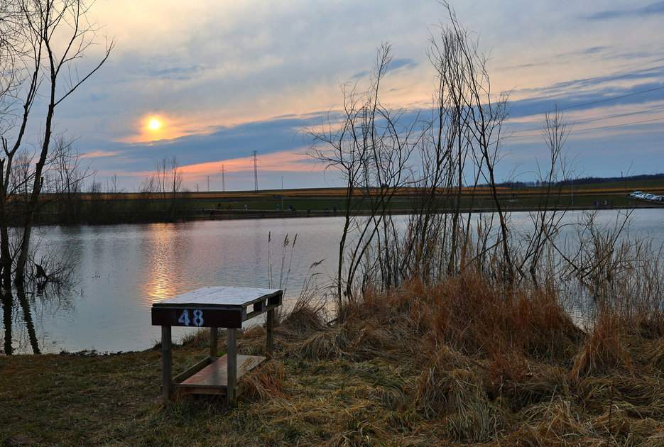 Widok na zalewisko „Źródlana Oaza” w Marklowicach na Górnym Śląsku, zachód słońca 