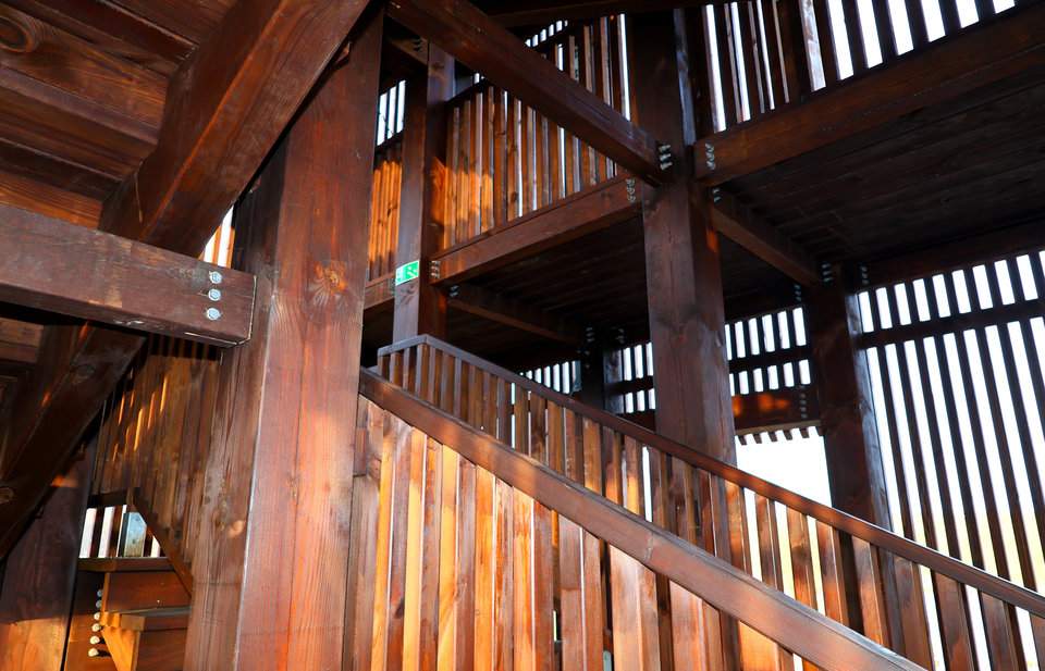 Drewniane schody prowadzące na wieżę widokową w Marklowicach