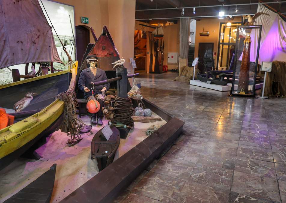 Wnętrze Muzeum Rybołówstwa w Helu - ekspozycja na parterze