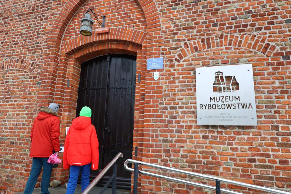 Dziecko z tatą tuż przed wejściem do Muzeum Rybołówstwa w Helu