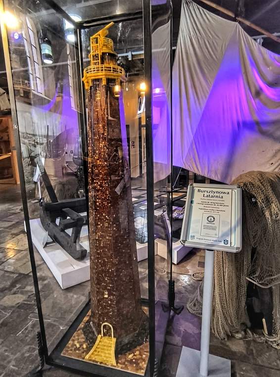 Bursztynowa Latarnia w Helu eksponowana w gablocie w Muzeum Rybołówstwa w Helu