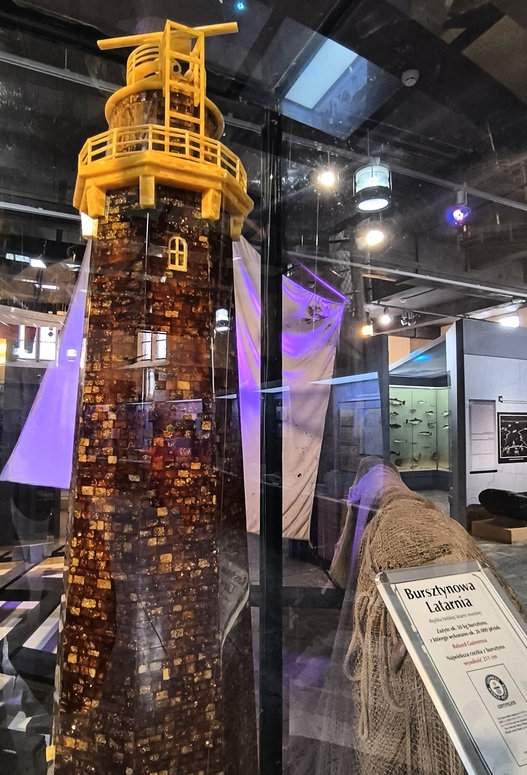 Bursztynowa Latarnia w Helu prezentowana w gablocie w Muzeum Rybołówstwa w Helu