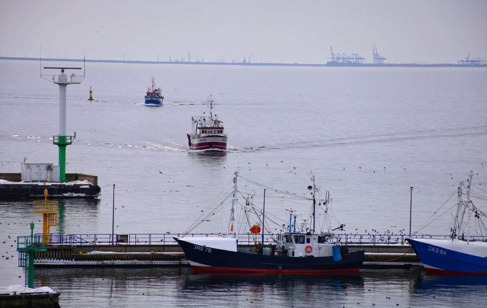 Zbliżenie na statki wpływające do portu w Helu i Zatokę Pucką - widok z wieży widokowej w Muzeum Rybołówstwa w Helu