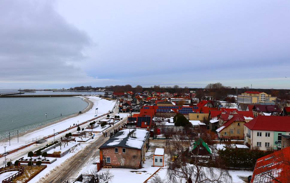 Widok z wieży Muzeum Rybołówstwa w Helu na Bulwar Nadmorski i Zatokę Pucką