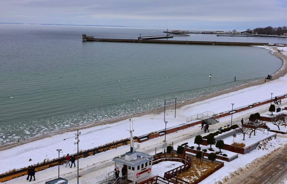 Widok na Bulwar Nadmorski i Zatokę Pucką z wieży widokowej Muzeum Rybołówstwa w Helu