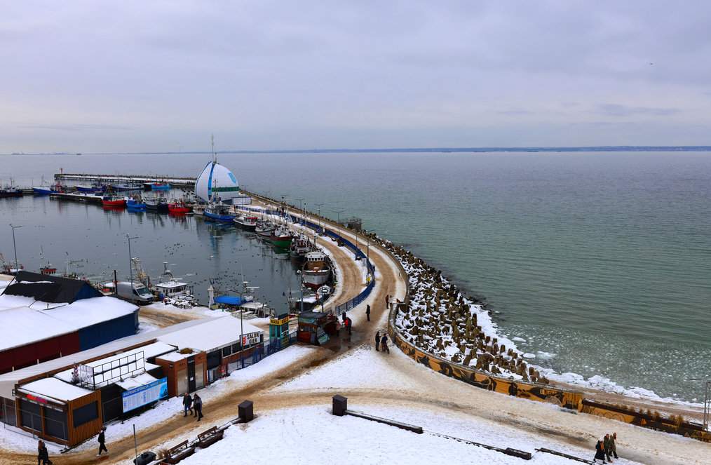 Wieża widokowa w Muzeum Rybołówstwa w Helu - widok na Bulwar Nadmorski i port