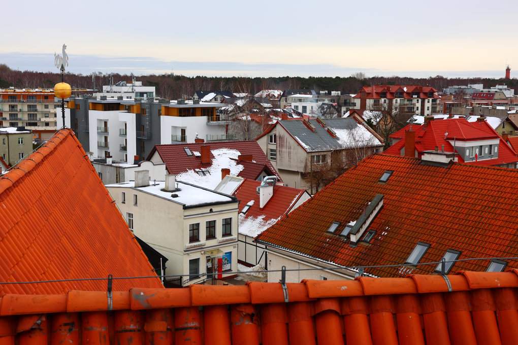 Widok na miasto oraz helską latarnię morską z wieży widokowej Muzeum Rybołówstwa w Helu