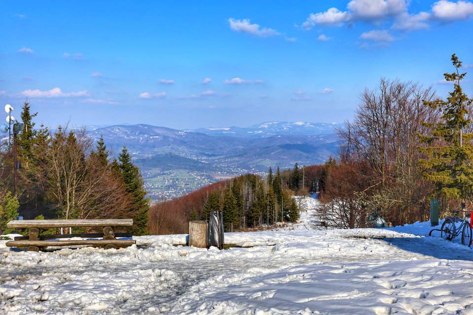 Widok z okolic schroniska na Jaworowym (Turistická chata Javorový vrch) - drewniana ławka