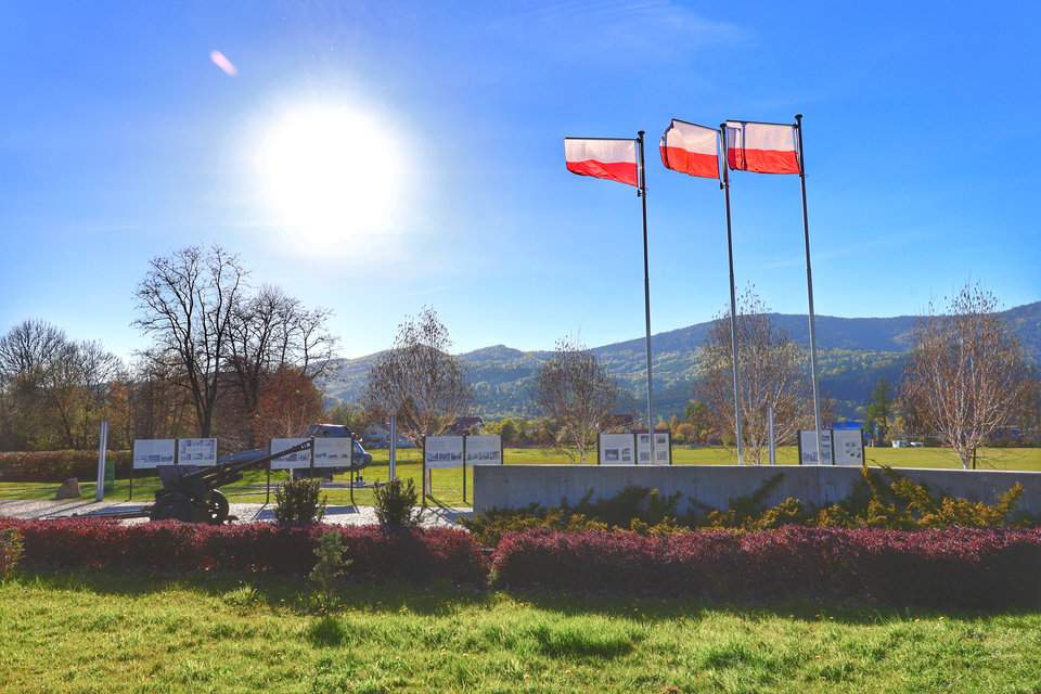 Fort „Wędrowiec” – Węgierska Górka, flagi Polski i tablice ścieżki edukacyjnej