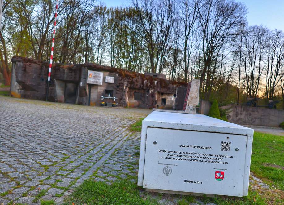 Ławka Niepodległości w Węgierskiej Górce