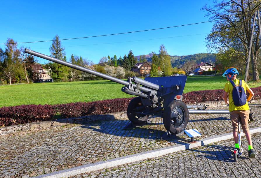 Dziecko na hulajnodze, ekspozycja - armata - Fort "Wędrowiec" w Węgierskiej Górce