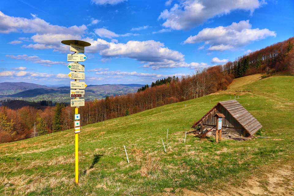 Przełęcz pod Ostrym (Pod Ostrým) - słup z drogowskazami, drewniany szałas, punkt widokowy