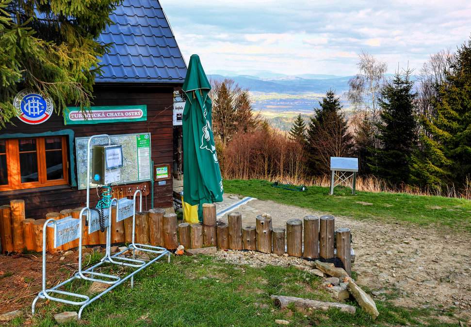Budynek schroniska Horská chata Ostrý w Beskidzie Morawsko-Śląskim