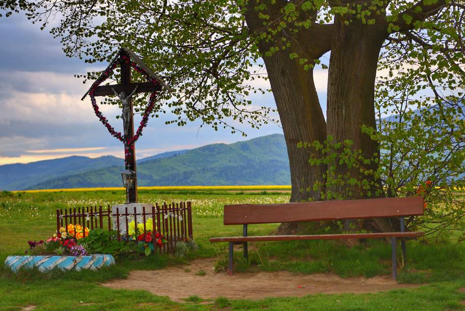 Drewniany krzyż, ławeczka - Pietrzykowice