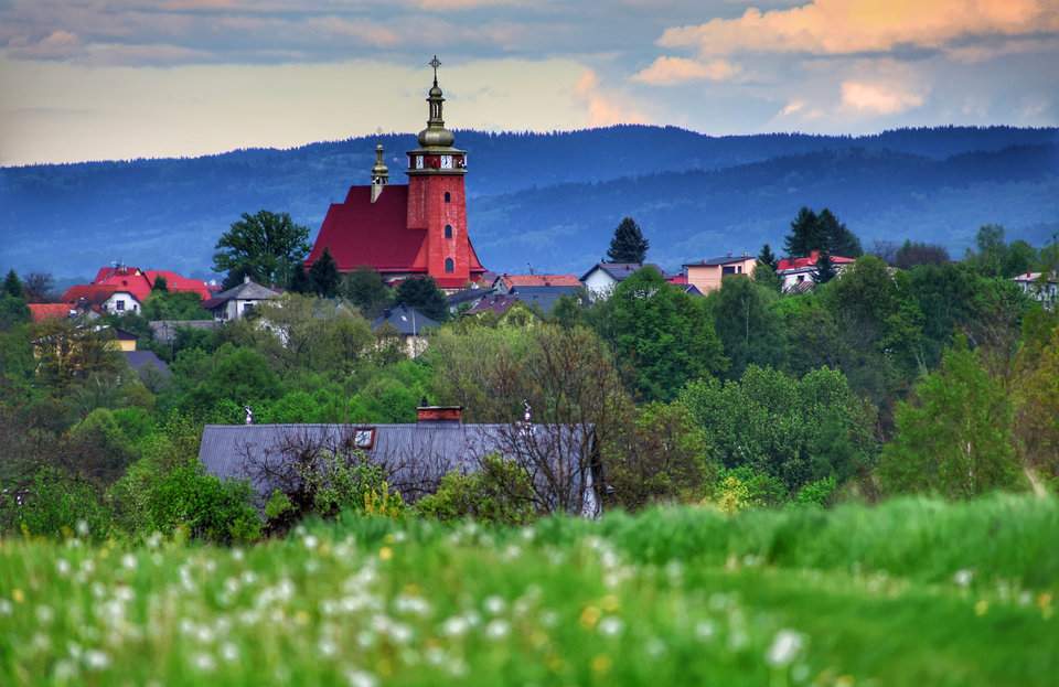 Pietrzykowice - zbliżenie na charakterystyczny kościół parafialny