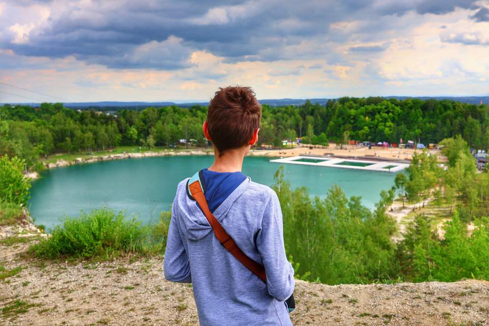 Dziecko podziwiające z góry Zalew Balaton w Trzebini - widok na baseny oraz turkusowe jezioro