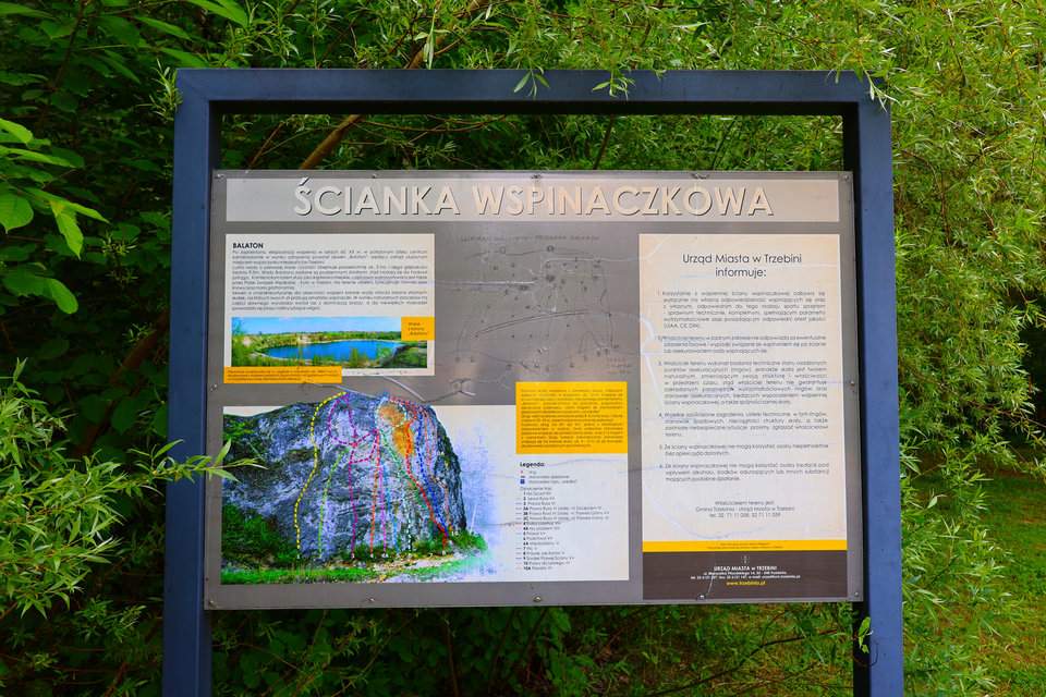 Tablica informacyjna przy ściance wspinaczkowej nad Zalewem Balaton w Trzebini