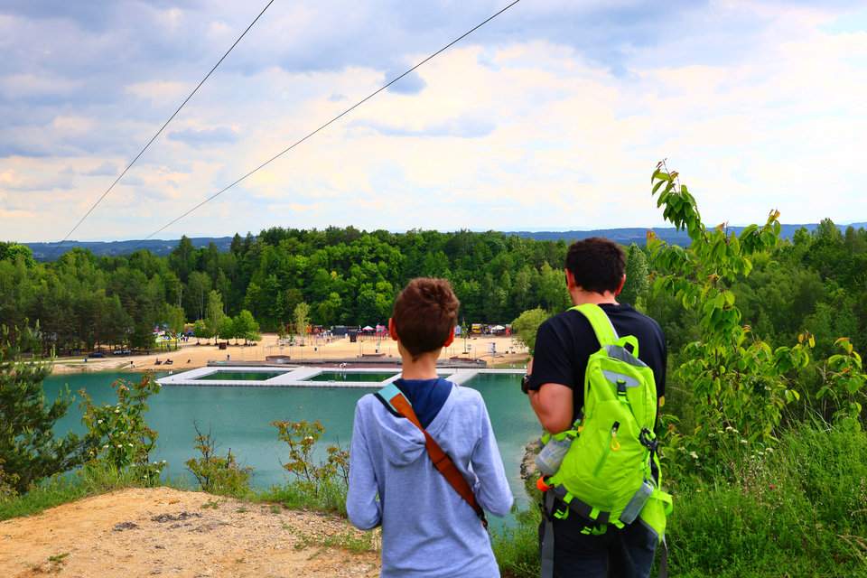 Turysta z dzieckiem podziwiają malowniczy Zalew Balaton w Trzebini z punktu widokowego