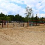 Boisko do siatkówki plażowej i siłownia plenerowa nad Zalewem Balaton w Trzebini, w województwie małopolskim