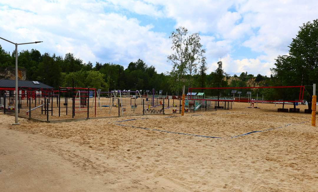 Boisko do siatkówki plażowej i siłownia plenerowa nad Zalewem Balaton w Trzebini, w województwie małopolskim