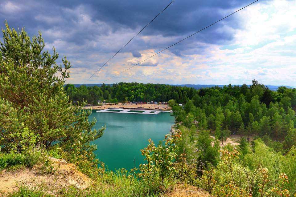 Letni widok na Zalew Balaton w Trzebini i jego turkusową wodę