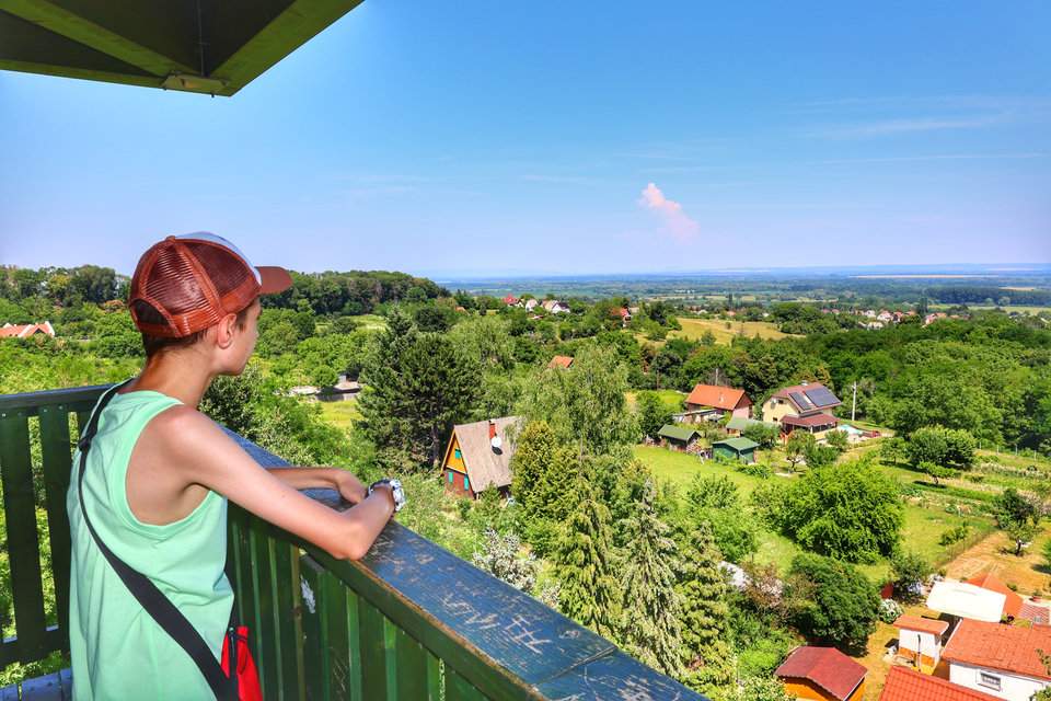 Dziecko podziwiające panoramę okolicy z wieży widokowej Erdész Kilátó w Zalakaros