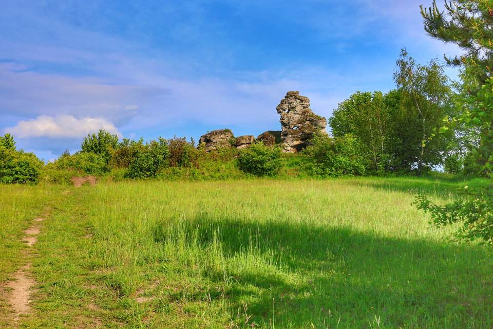 Widok na Triasową Skałkę w Bolęcinie