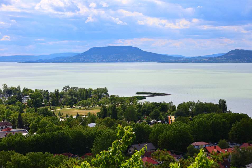 Charakterystyczny stożkowaty kształt Badacsony wyróżnia się na tle panoramy północnego brzegu Balatonu