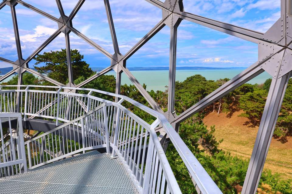 Panorama Jeziora Balaton z wieży widokowej Gömbkilátó w Balatonboglár