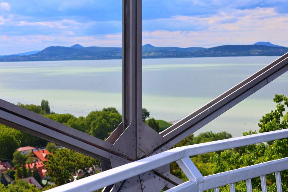 Widok z Balatonboglár na wulkaniczne wzgórza północnego brzegu Jeziora Balaton