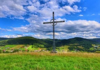 Ostry Groń (577 m n.p.m.) – widokowe wzniesienie nad Pewelą Ślemieńską koło Żywca