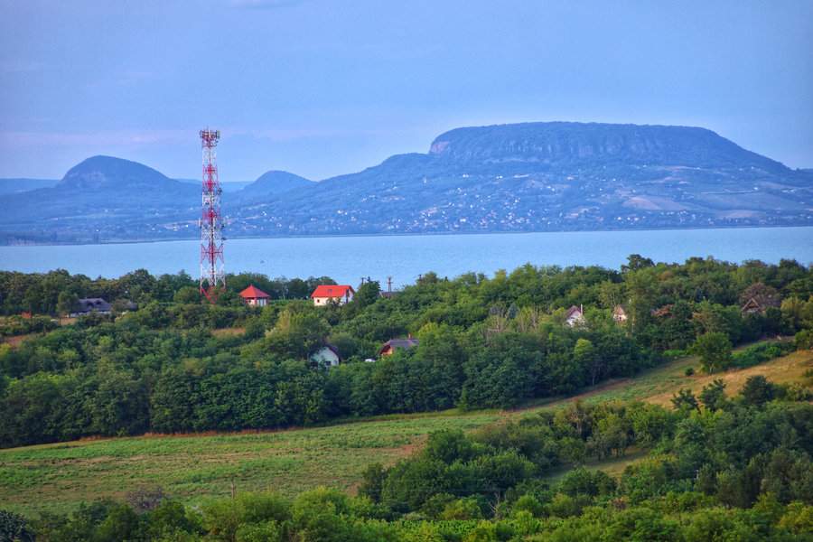 Panorama z drewnianej wieży widokowej Somoshegyi kilátó w Balatonberény z widokiem m.in. na Jezioro Balaton i masyw Badacsony