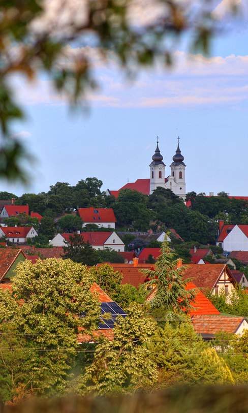 Widok na zabudowania Tihany i budynek Opactwa Benedyktynów z zielonego szlaku w Tihany